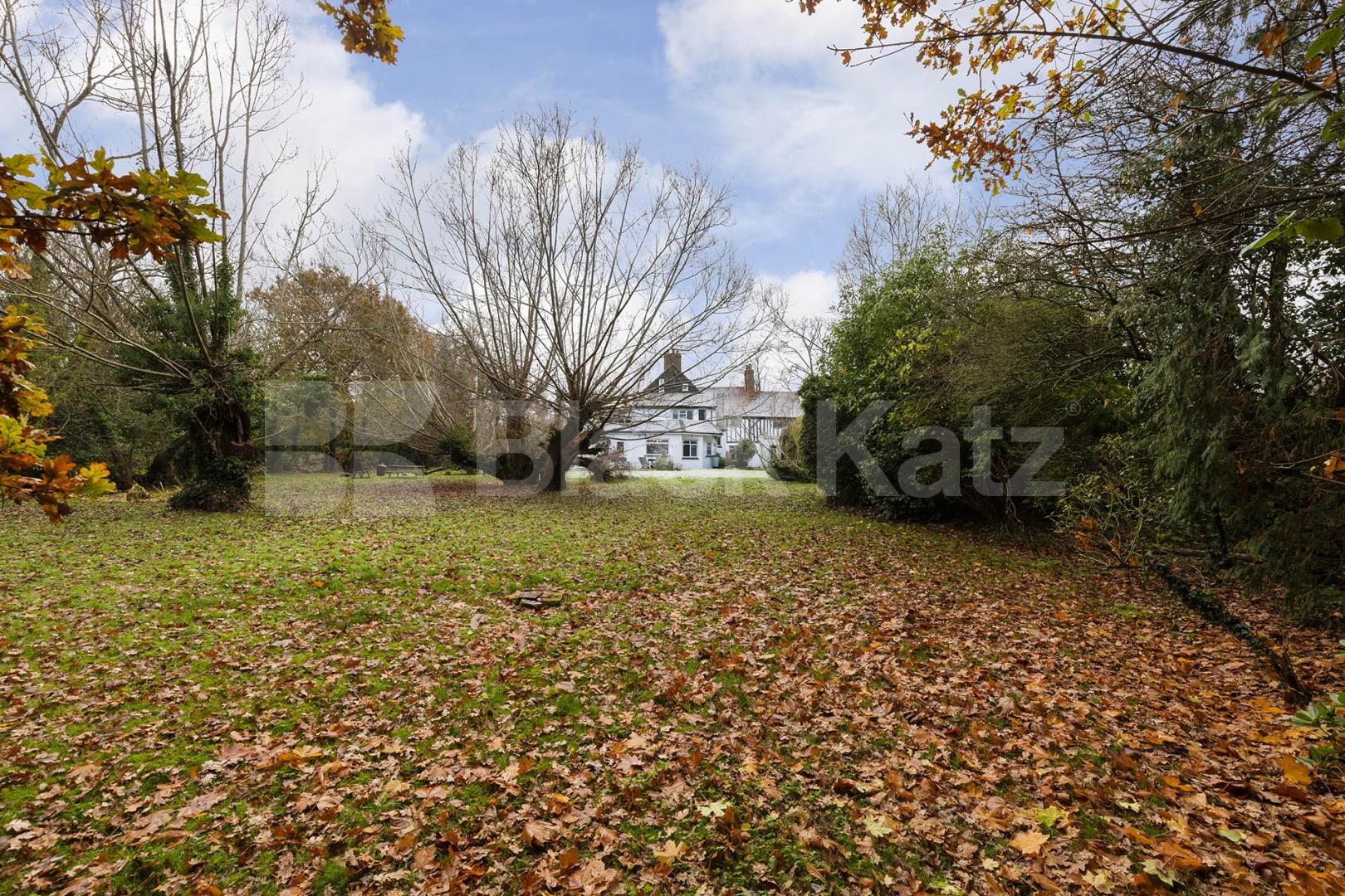 A elegant and historic 16th century detached house on an exclusive street   Totteridge Common, Highwood Hill